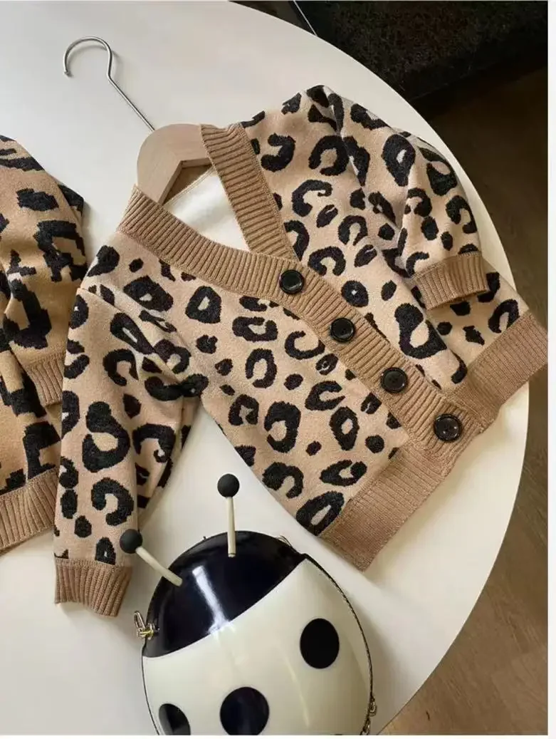 

Autumn and Winter Thick Velvet Warm V-neck Leopard Pattern Knitted Sweater Cardigan Sweater Baby Mom Welfare Children's