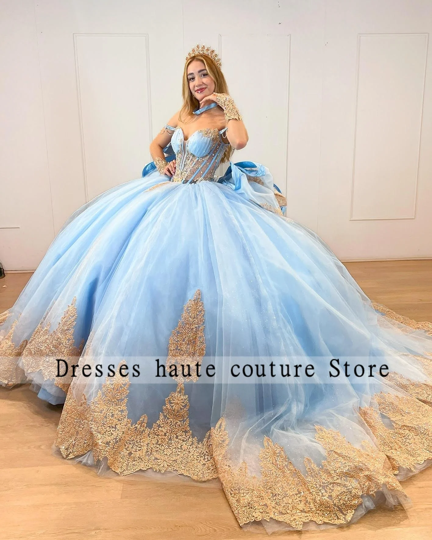 

Sky Blue Quinceanera Dresses 2025 With Gold Appliques Off Shoulder Ball Gown Sweet 16 Dress Tull Birthday Dress Customized