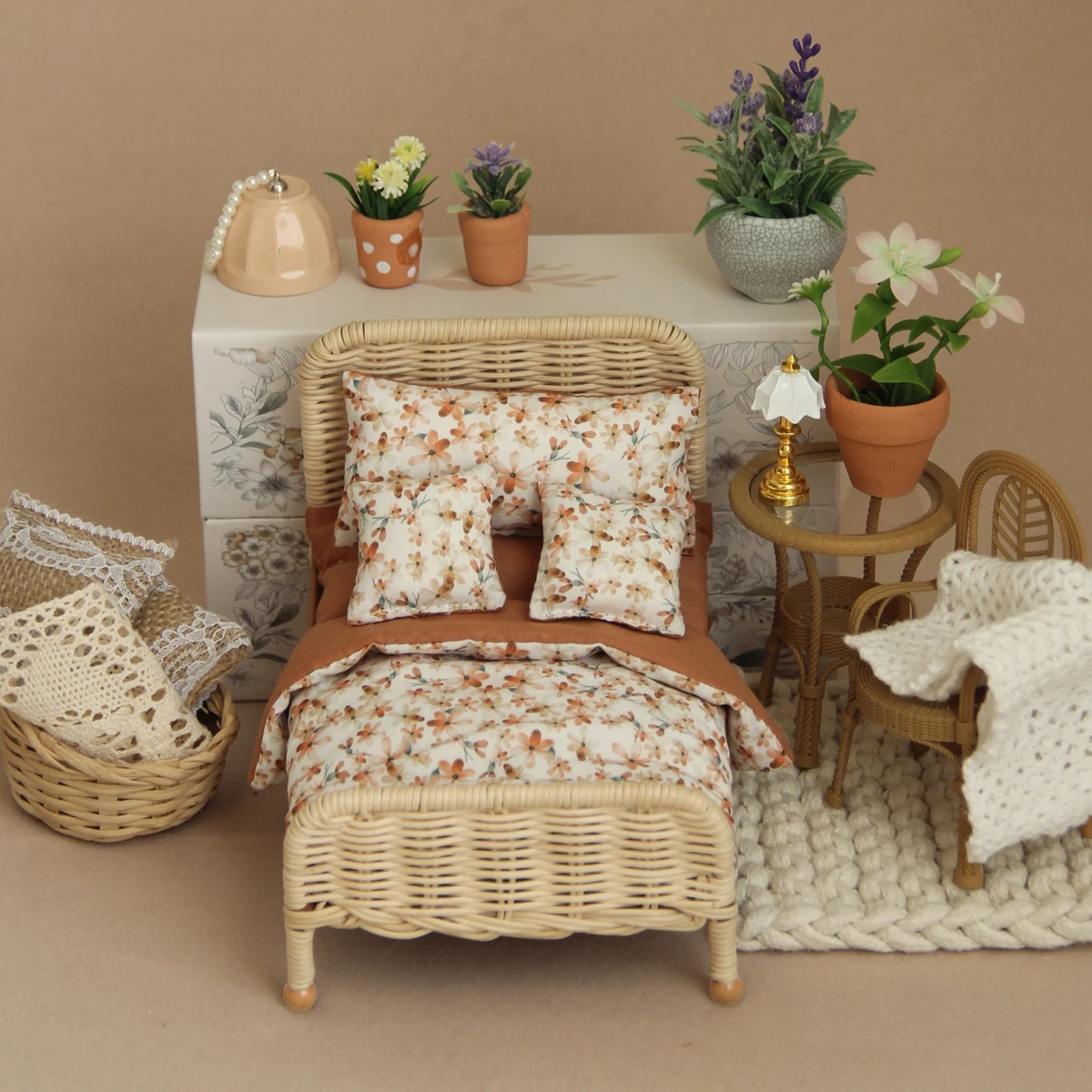 أثاث مقلد مصغر بمقياس 1:8-1:12: سرير الروطان L-16 سم مع طقم سرير مكون من 3 قطع، ومظلة سرير، وماوس تلبيس H-15 سم، مناسب لتزيين بيت الدمى BJD/OB11 #5