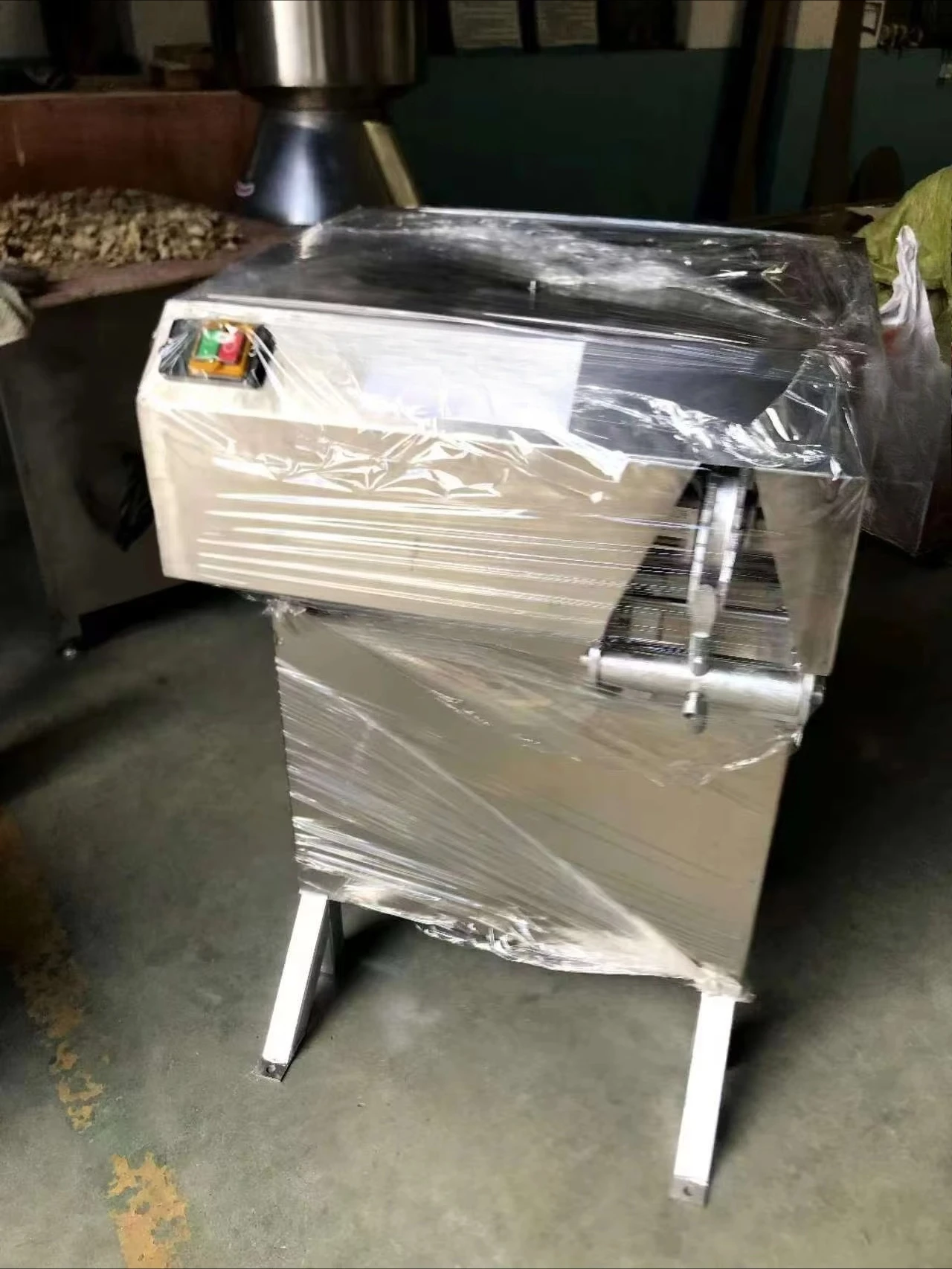 갈색 코코넛 껍질 제거기 코코넛 단단한 껍질 탈곡기 껍질 벗기기 기계