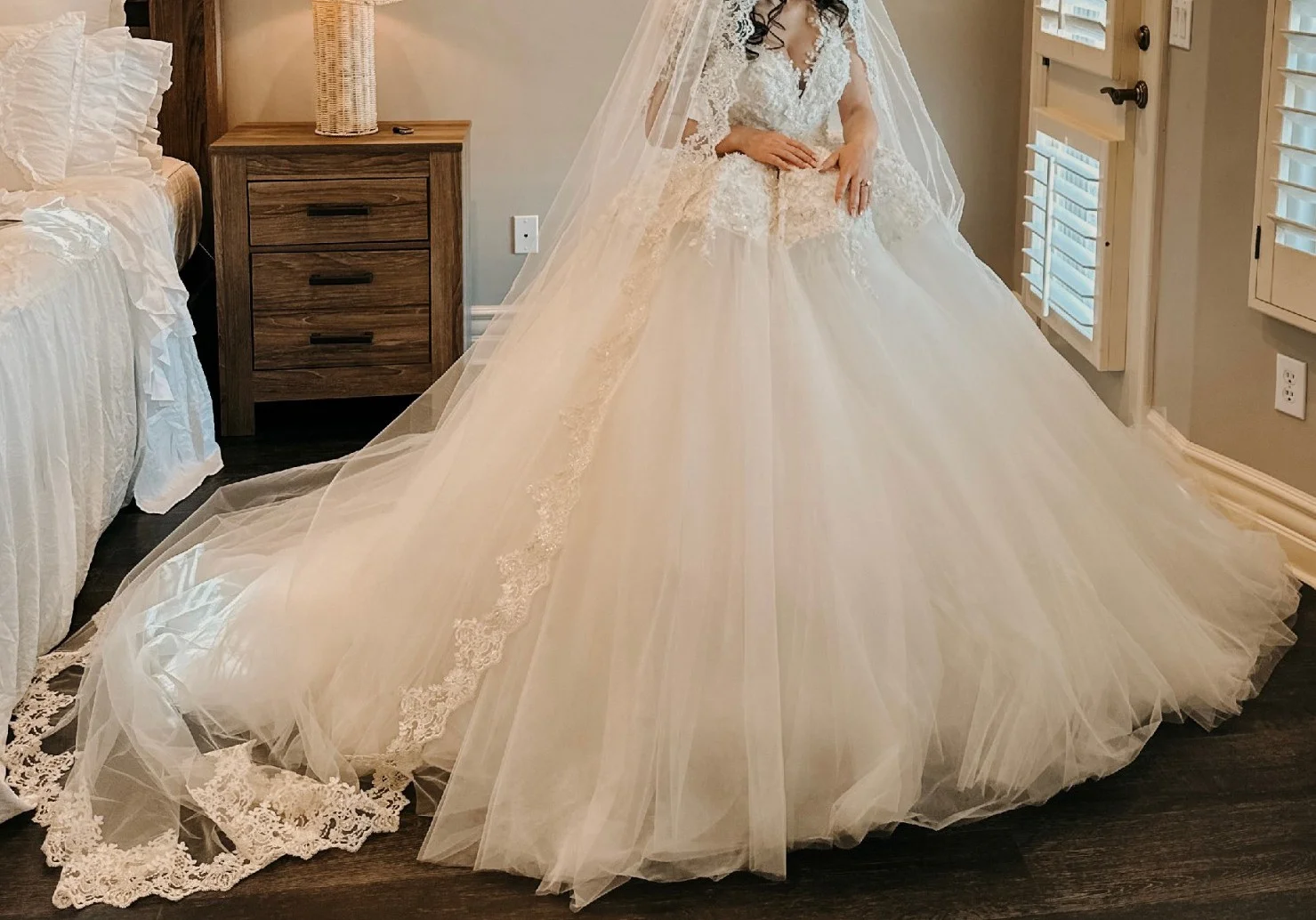 

Elegant White Lace Decal Women's Wedding Dress Sexy V-Neck Tied Waistband Trailing Hall Bridal Gown Vestido De Noiva Customized