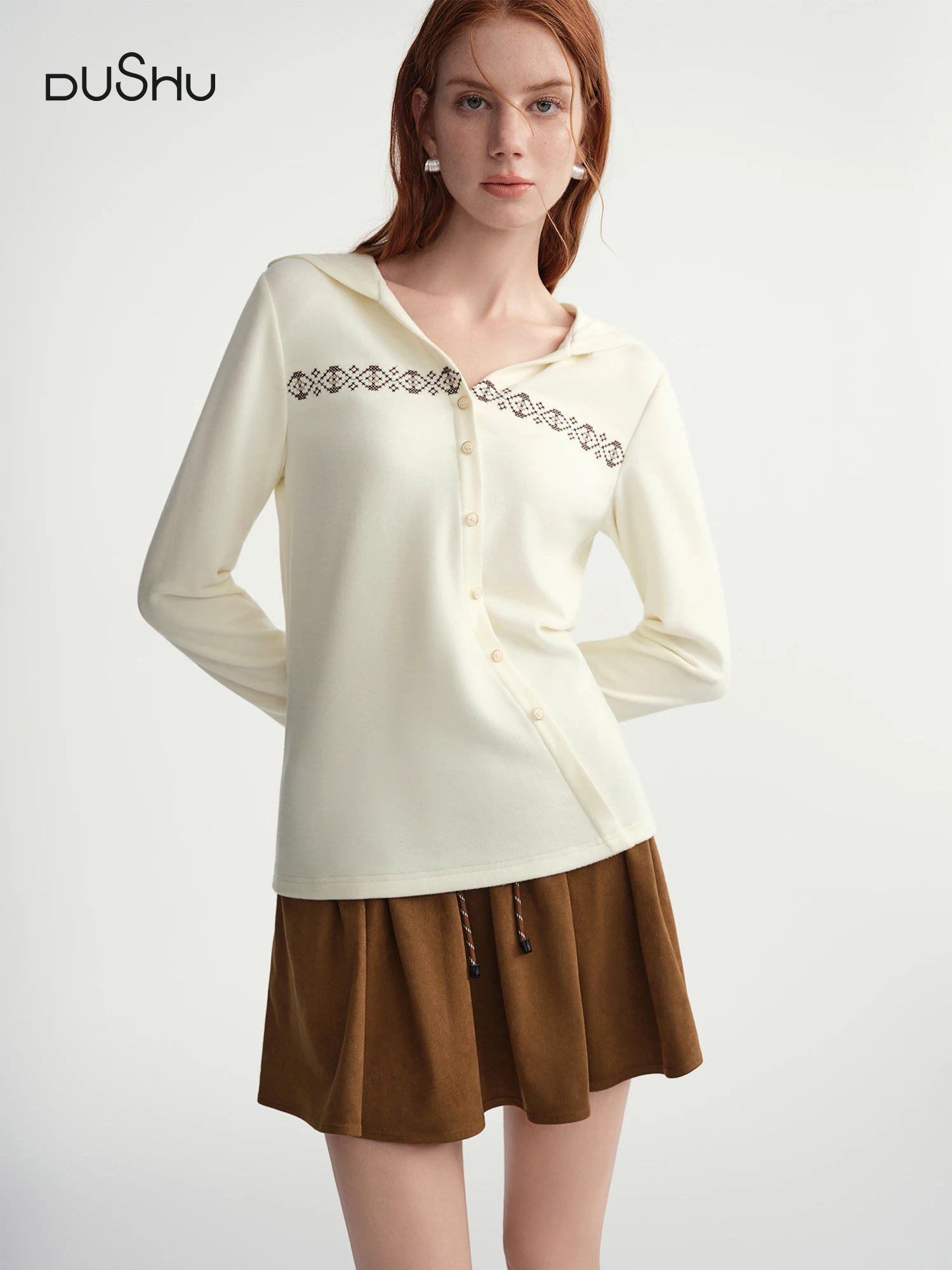 

DUSHU Женский мягкий теплый топ больших размеров на ощупь с наклонным воротником и вышивкой, с прикрепленным капюшоном, зима 2025, Новое поступление, с длинным рукавом