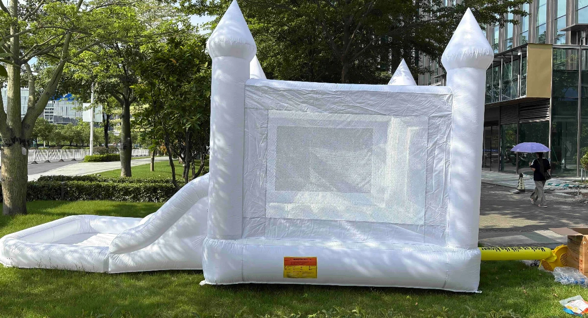 Castillo hinchable blanco, casa para saltar, tobogán para niños, casa hinchable con juguetes al aire libre con bomba de aire sopladora