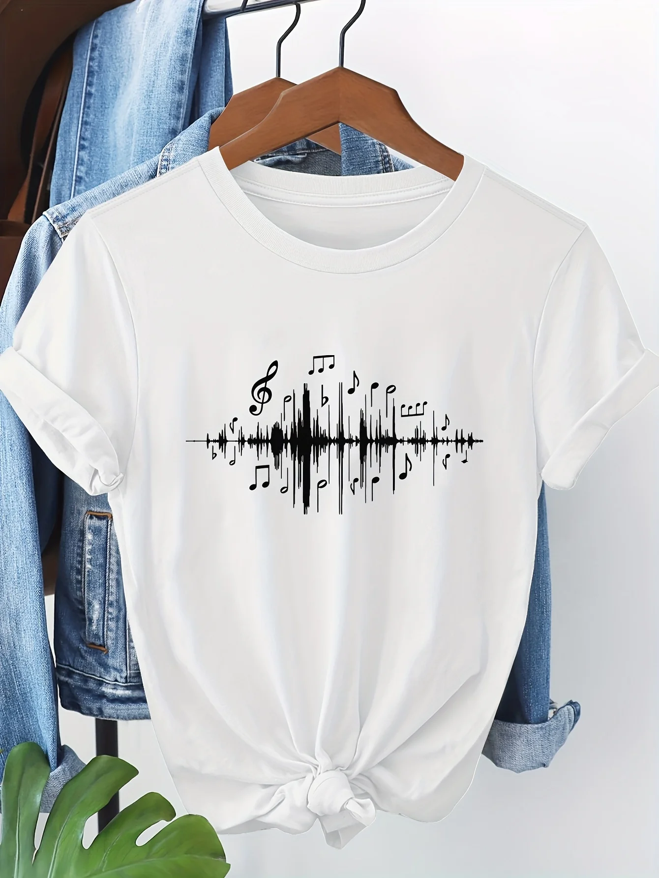 เสื้อยืดกราฟิกดนตรีสีชมพูอ่อนของผู้หญิง โน้ตดนตรี ชุดลำลองทุกวัน แฟชั่นฤดูร้อน เสื้อท็อป วัสดุที่สวมใส่สบาย แขนสั้น