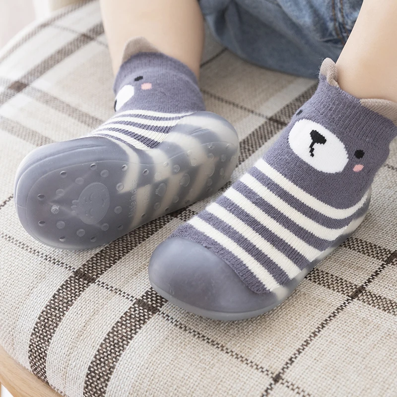 幼児用の柔らかいゴム製滑り止めファーストウォーカーシューズ、赤ちゃん用のかわいいフロアシューズ、クラシックなストライプスタイル、男の子と女の子用の暖かい靴下、秋と冬