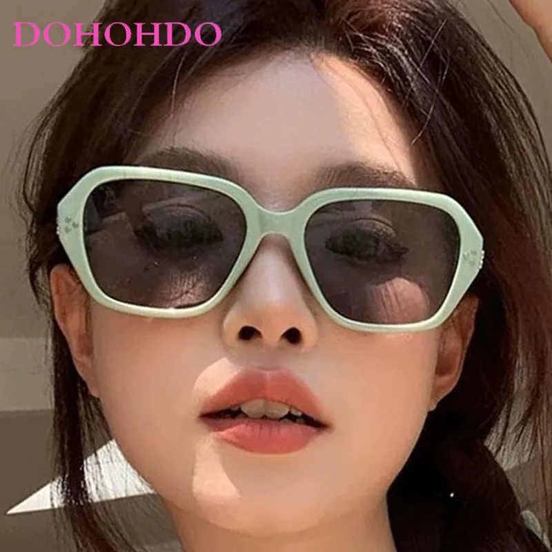 

2025 Fashion Rivets Rectangle Sunglasses Women Brand Designer Vintage Leopard Eyewear Street Photography Glasses UV400 Shades