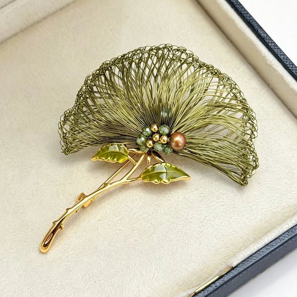 New High-end Handmade Crochet Flower Brooch Elegant Retro Design Dripping Oil Leaf Bouquet Shaped Pearl Accessories Pins