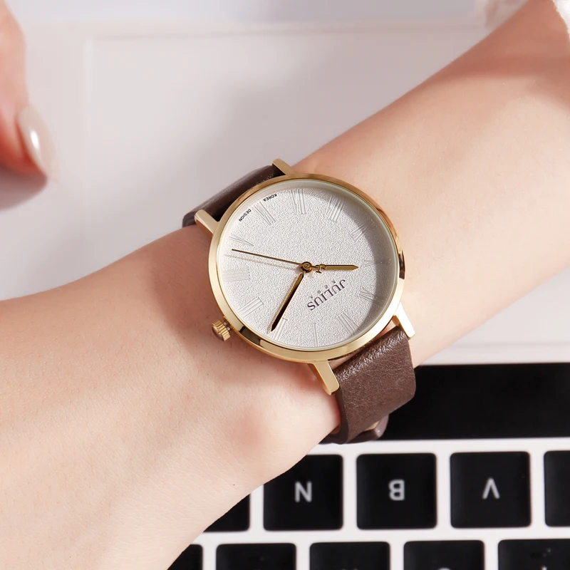 ساعة نسائية جديدة بسيطة على الطراز الكوري، طراز الطالب المألوف، حزام من الجلد، ساعة كوارتز، ساعة يد كوارتز أنيقة.