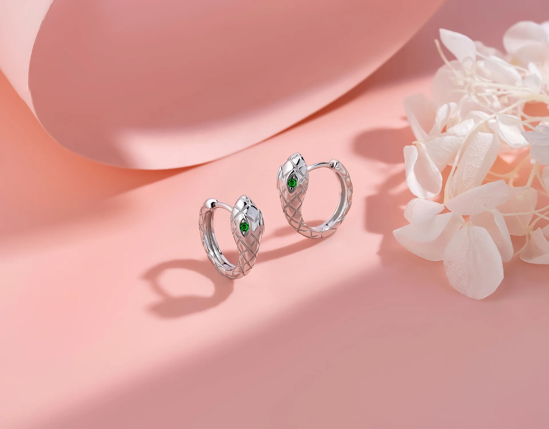 

S925 silver snake earrings are small, exquisite and unique, with the same ear buckle for men and women, handsome and fashionable