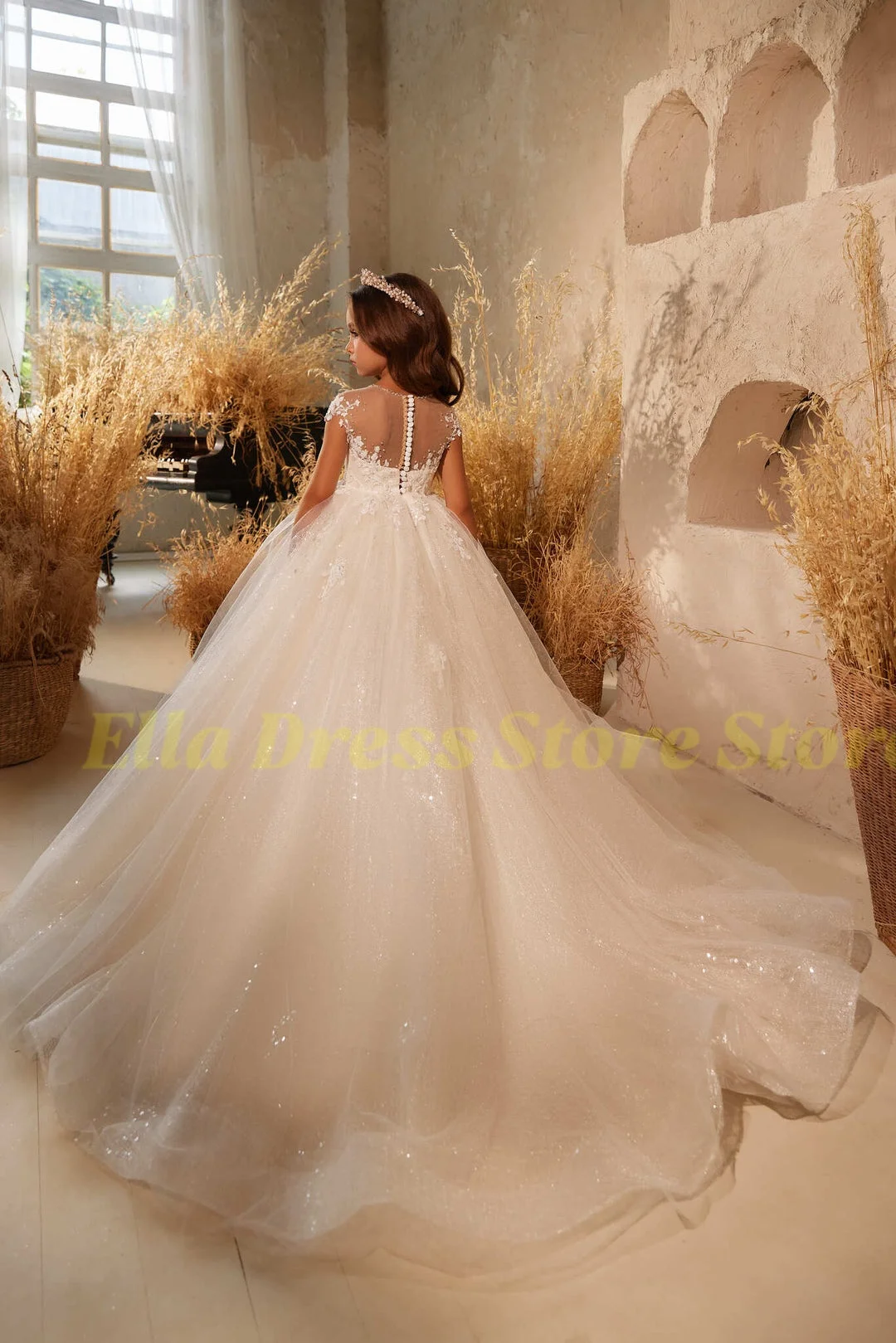 Maßgeschneiderte Großhandels-Prinzessinnen-Blumenmädchenkleider mit Hochzeitsapplikationen, kurzen Ärmeln, bauschigem Design für Geburtstagsfeiern, Erstkommunion und Festlichkeiten – Detail 3