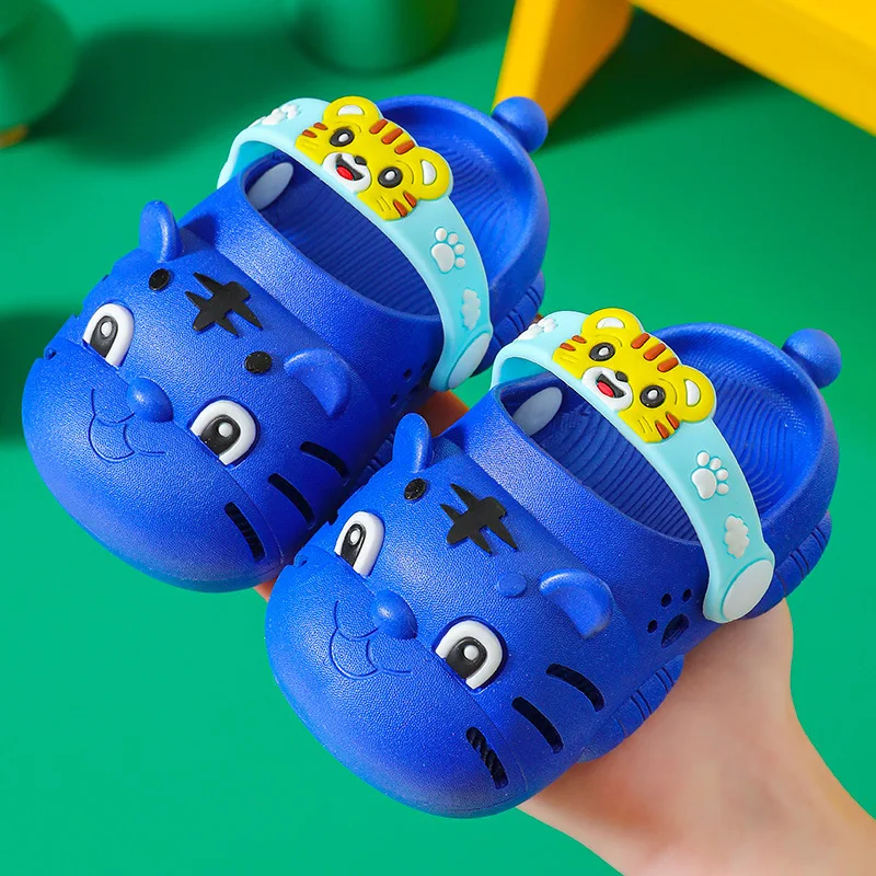 Pantuflas de dibujos animados para niños, sandalias antideslizantes, zapatos de casa con personalidad, novedad de verano