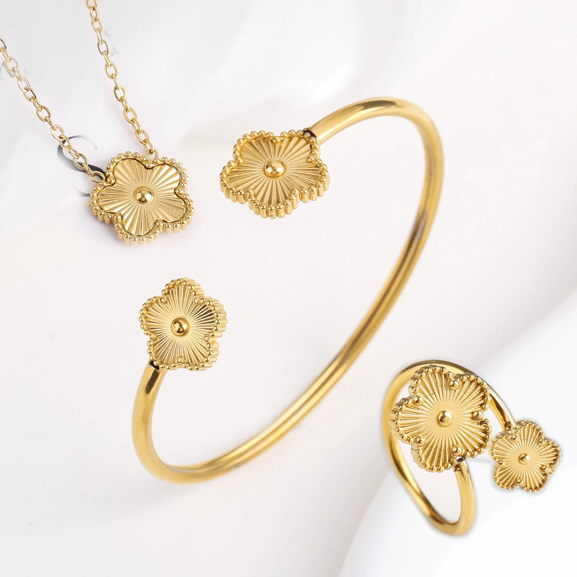 Luxury 3-piece bracelet necklace ring Stainless steel five-leaf flower jewelry set women's party brand Shamrock jewelry to creat