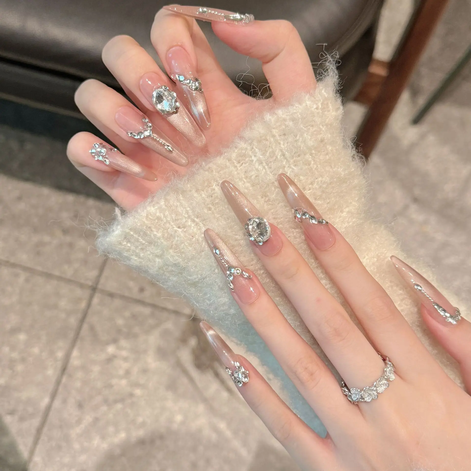 10 Stück handgefertigte künstliche Nägel, feine Hundeform, mit Puder-Penetration, zum Aufkleben, falsche Nägel, französisches Design mit Glitzerdiamanten