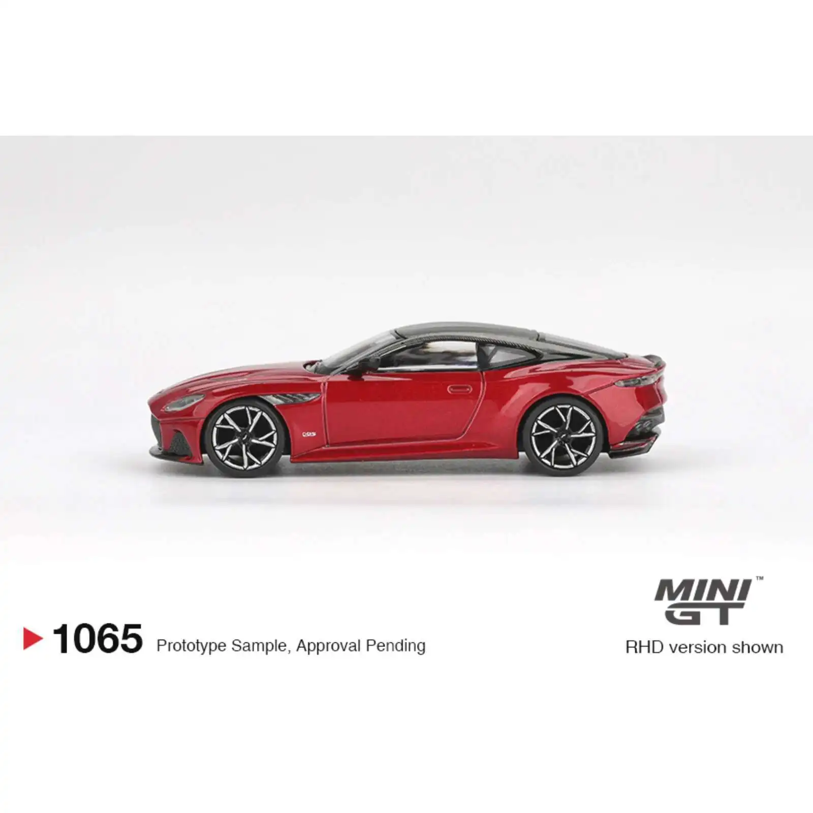 MINIGT 1065 Disponibile 1:64 Aston Martin DBS Hyper Red Diecast Model Car Collection Giocattoli