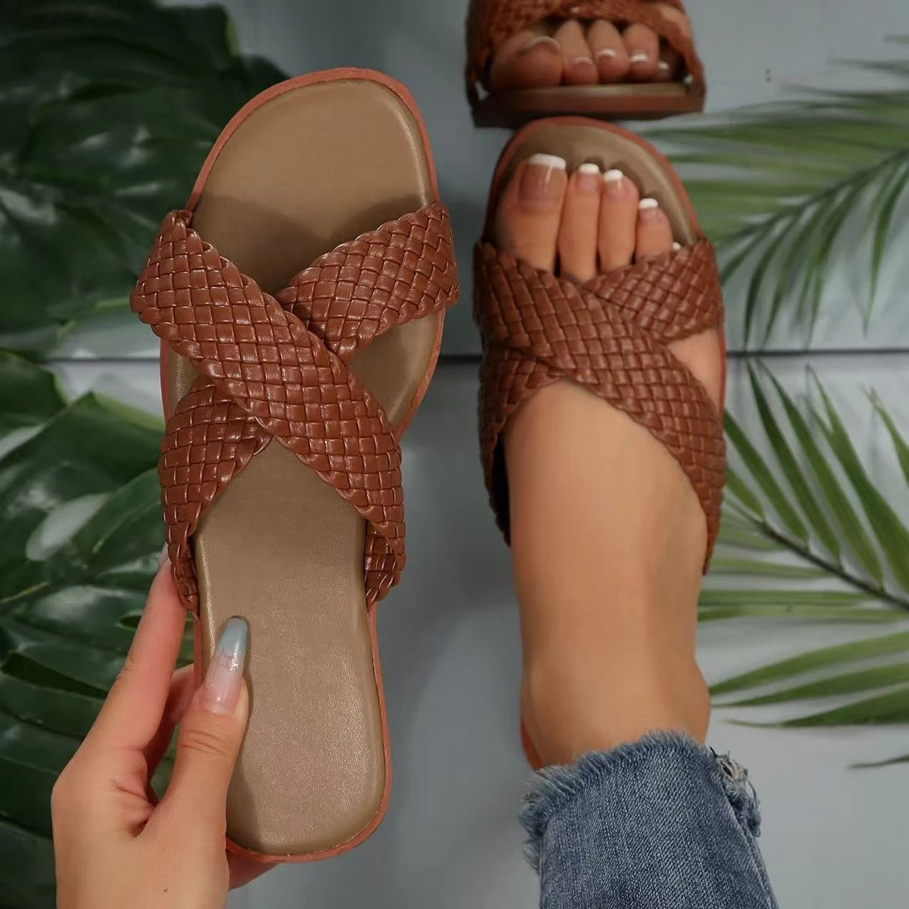 

Женские тапочки на плоской подошве с перекрестными ремешками, новинка 2023 года, летние повседневные сандалии, уличные тапочки больших размеров, Нескользящая пляжная обувь, женские шлепанцы