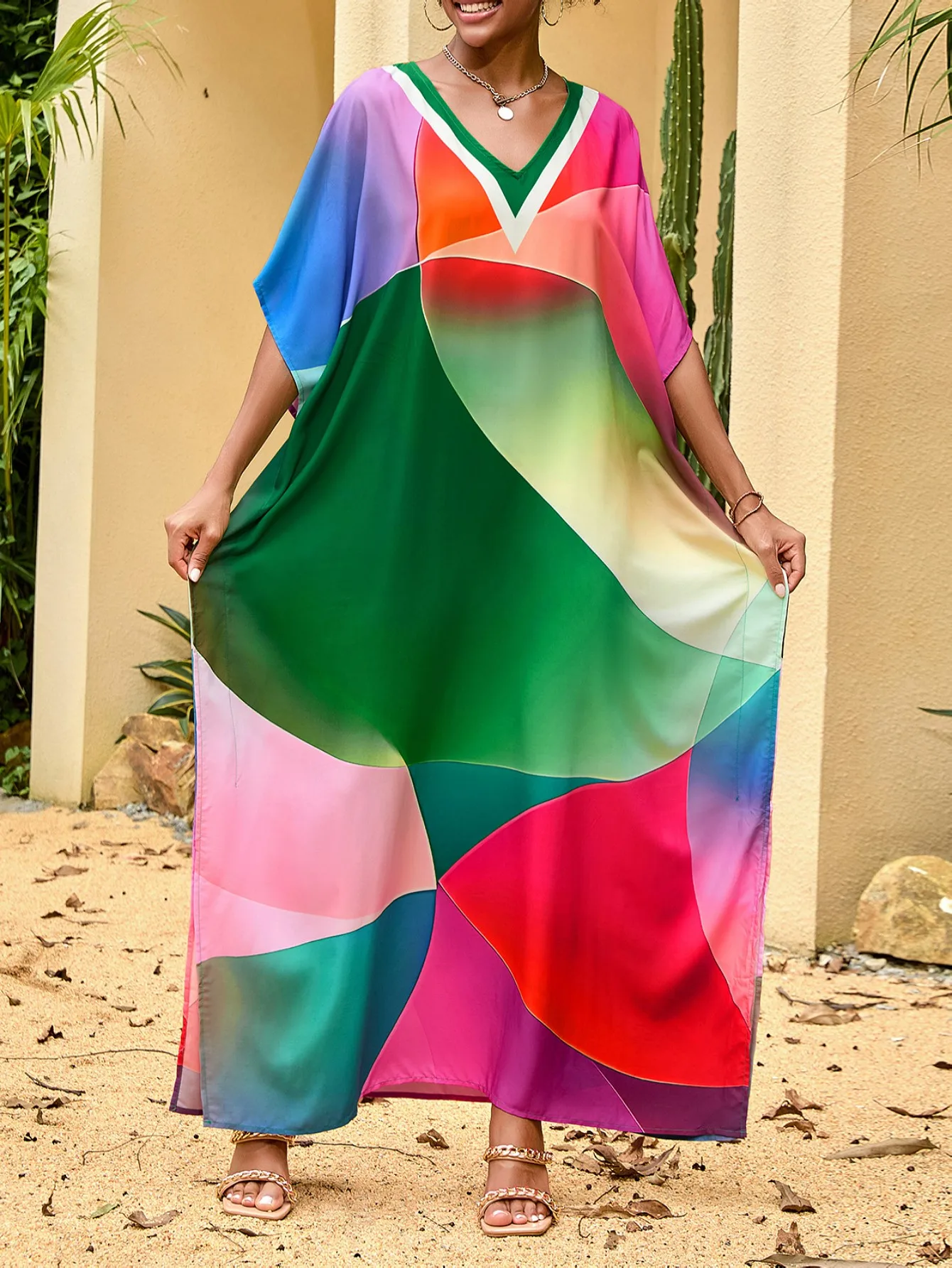 

Летнее пляжное платье в богемном пляжном стиле с геометрическим узором и принтом на все тело, с V-образным вырезом и боковыми разрезами.