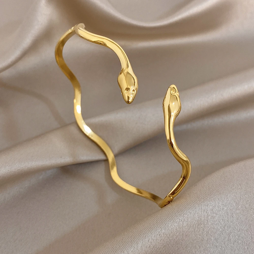 Einzigartiges, gedrehtes, schlangenförmiges Armband für Damen, stilvoller, vergoldeter Edelstahl-Manschettenarmreif, wasserfester Schmuck