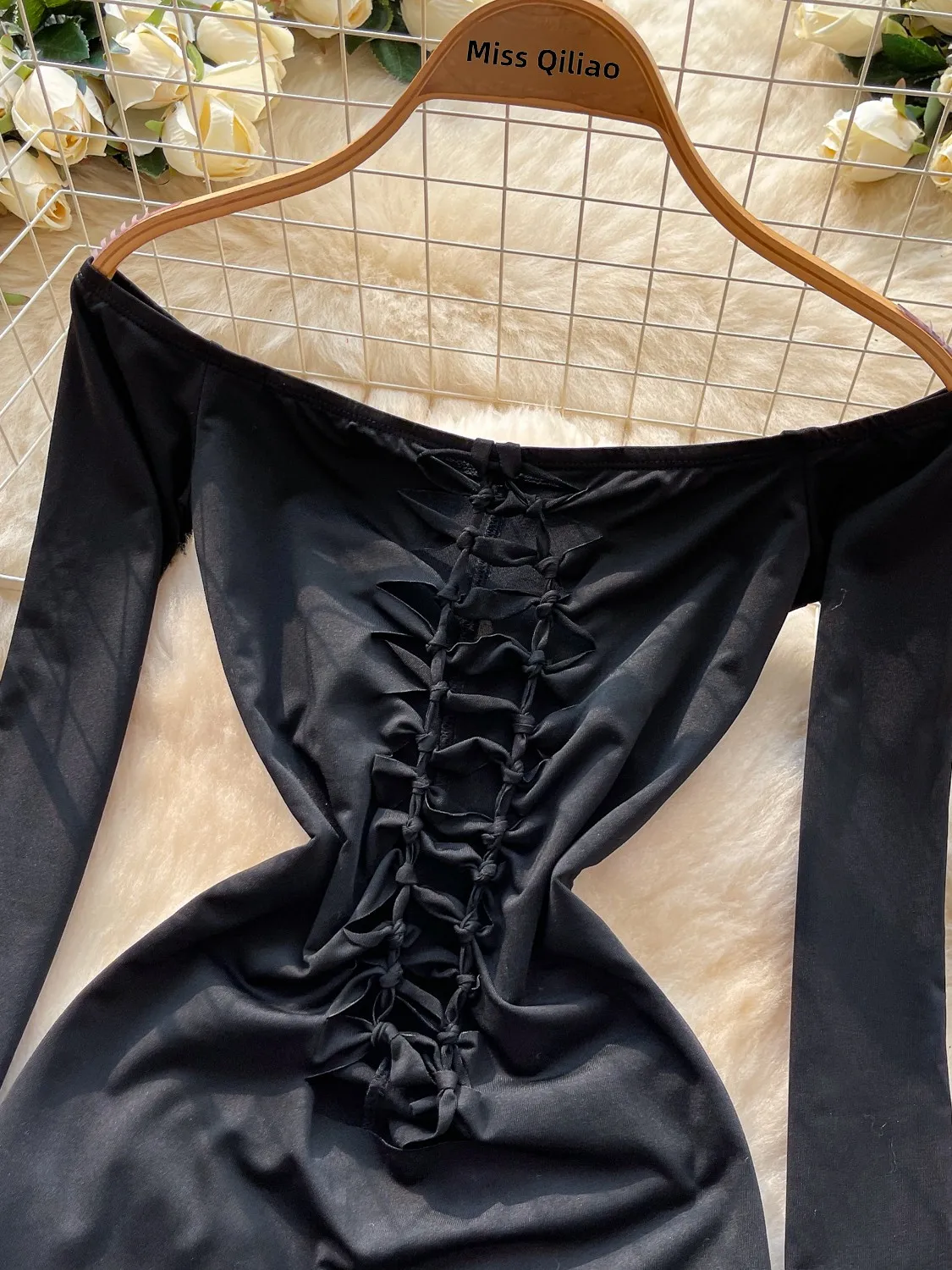 بنطلونات نسائية بتصميم أنيق وملائم، بأكمام طويلة وتفاصيل مفرغة، تصميم عصري وعصري، بنطلونات واسعة الأرجل وخصر مرتفع.