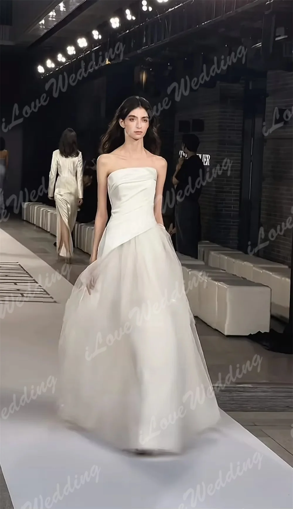 맞춤형 아이보리 A 라인 댄스 파티 드레스 Photoshoot Strapless 패치 워크 이브닝 가운 Pleats 새틴과 부드러운 Tulle 웨딩 파티 드레스
