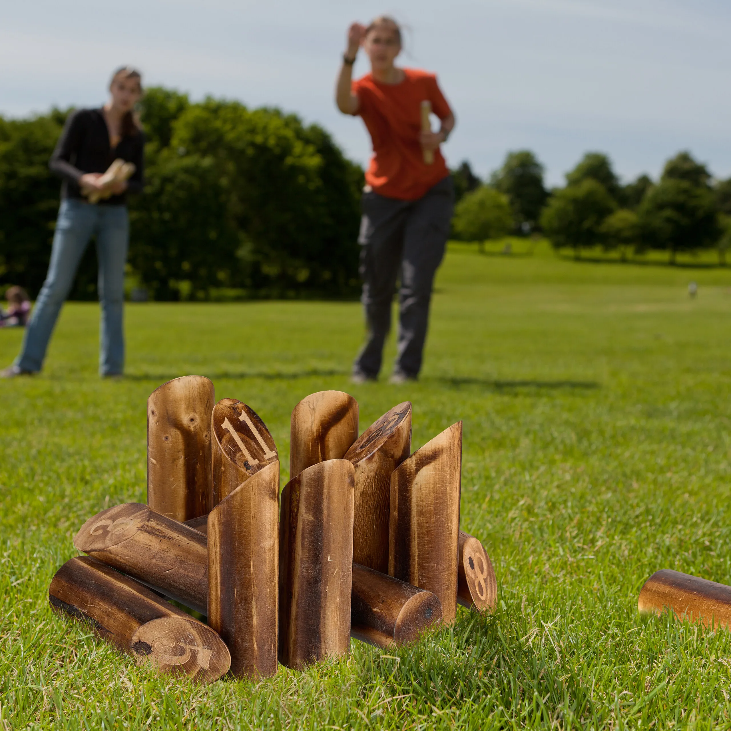 Juego Kubb, juego de lanzamiento finlandés de madera, para jardín, parque y camping, con bolos numerados, caja de madera y bolsa, Relaxdays