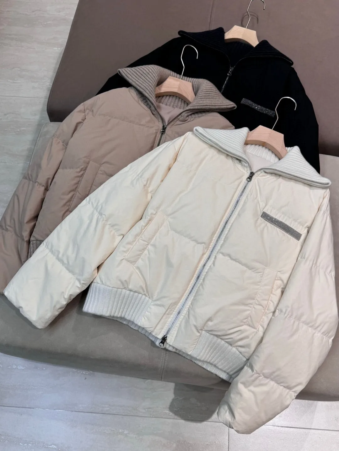 Chaquetas empalmadas de plumón de ganso blanco para mujer con mangas tejidas de cachemira