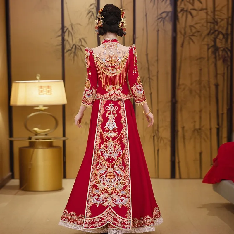 Gaun pesta mewah bergaya Cina yang elegan dengan mahkota phoenix dan jubah merah