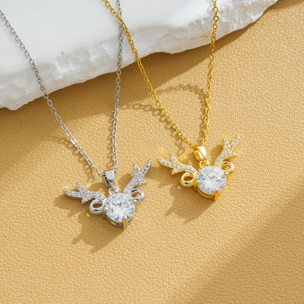 La collana in zircone più venduta con catena a clavicola leggera e lussuosa e multifunzionale, le donne che indossano cervi