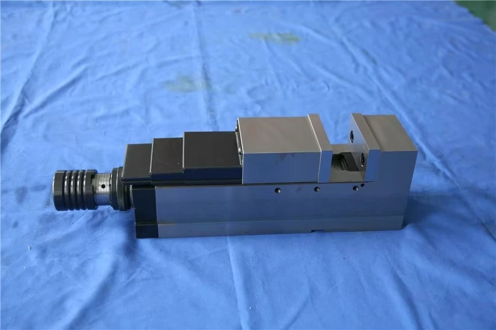 Open the 200mm Flat Pliers and Use a Precision Hydraulic Wrench to Automatically Increase the Pressure of the Vise