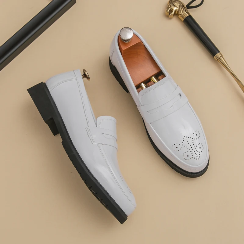 

Retro Men Business Brogue Shoes Black White Loose-fitting Casual Comfortable Driving Travel Shoes Gentleman Social Shoes Men