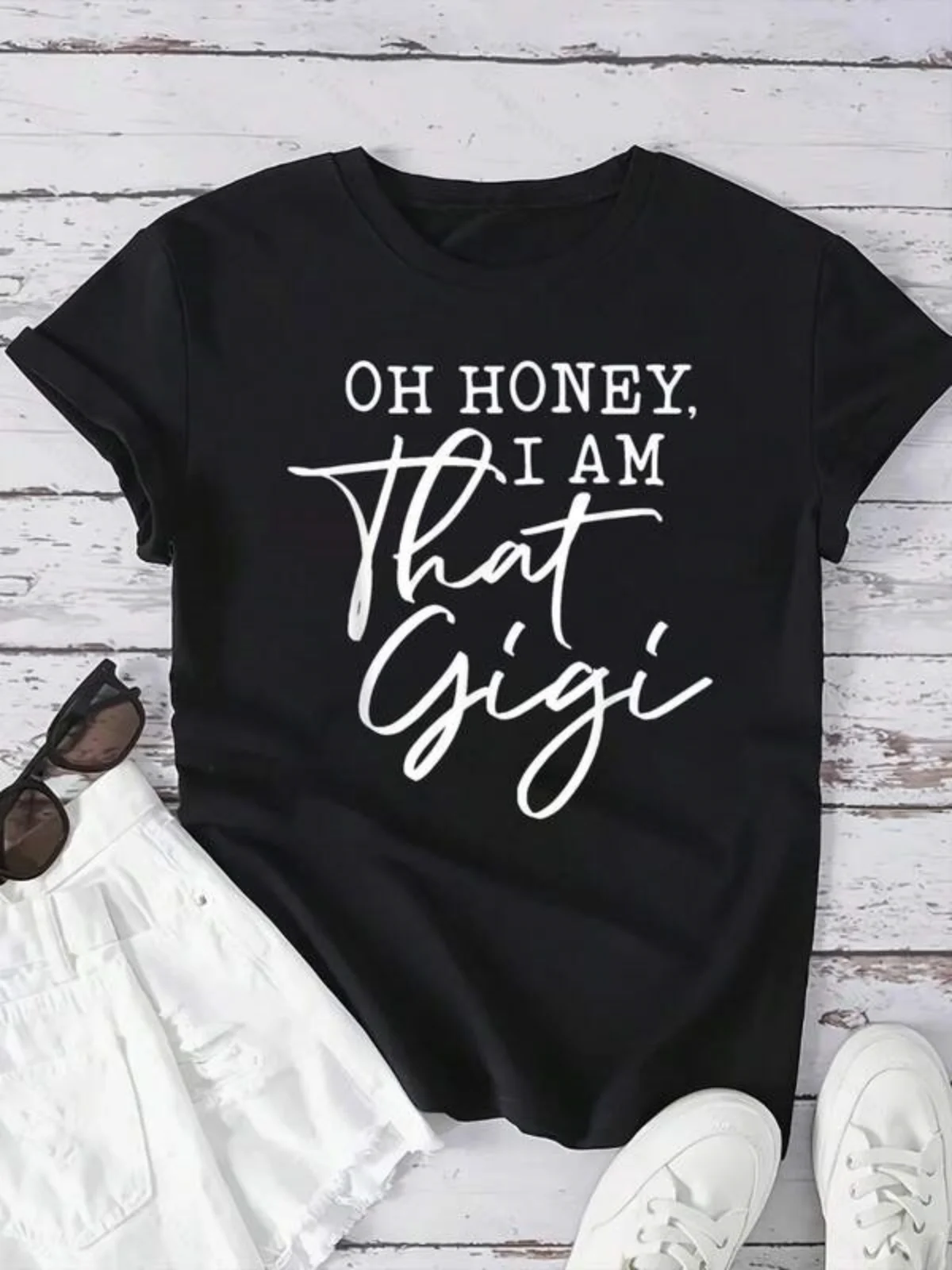 Damska koszulka Oh Honey I Am That Gigi, czarna, codzienna, z okrągłym dekoltem i regularnymi krótkimi rękawami, z dzianiny o średniej elastyczności.