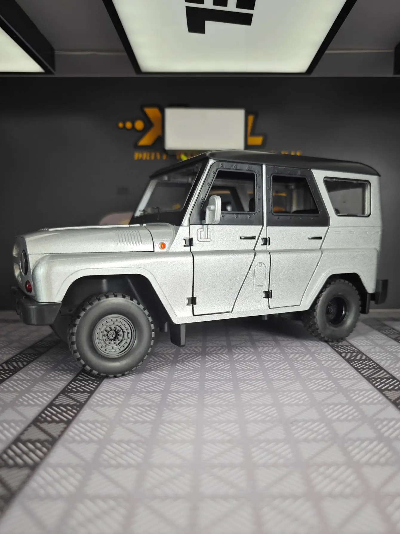 

1:18 Alloy off-road vehicle model acousto-optic steering shock absorber children's toy door can open car ornaments gifts.
