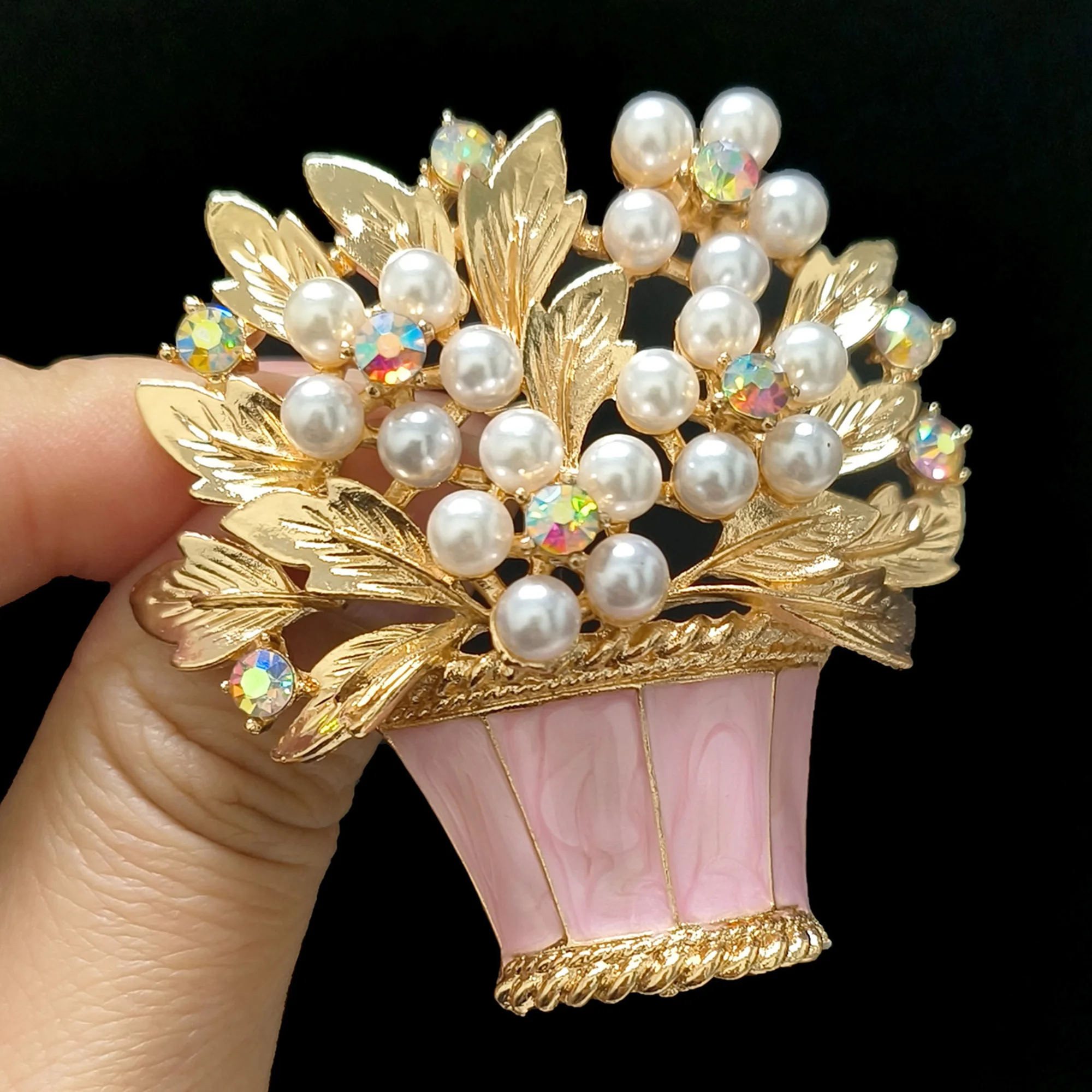 Beaut&Berry Luxury Pearl Flower Basket Brooches for Women Unisex Creative Pins Casual Party Jewelry Accessories Gifts Decoration