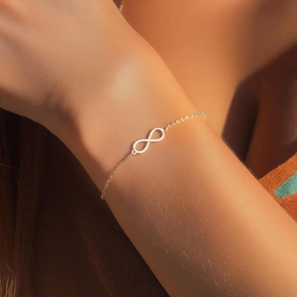 

Позолоченный 24-каратным золотом браслет с символом бесконечности: простое вечное украшение в форме восьмерки.