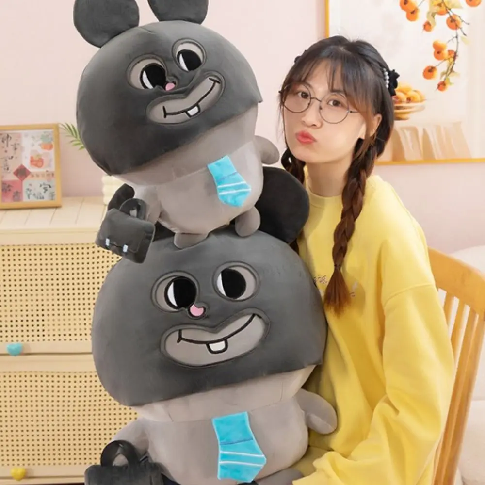 

Подарки: Большая серая мягкая игрушка-мышь, обнимающая цветы, рюкзак-мышь, кавайная подушка-животное, декор для дома