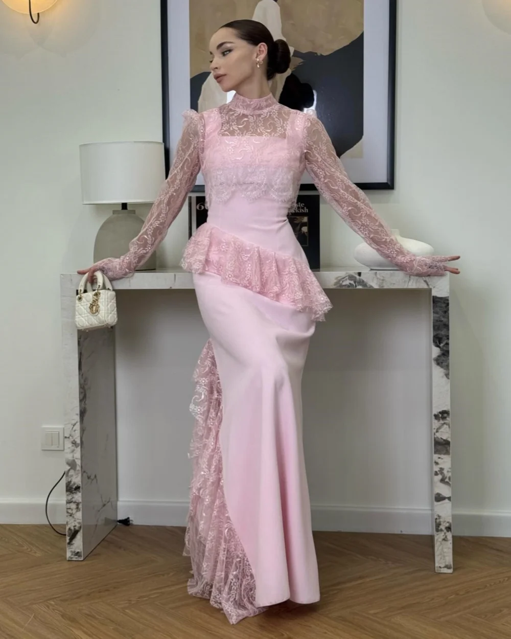 

Индивидуальное высококачественное классическое вечернее платье-футляр из кружева с рюшами, элегантное, с высоким воротником, длинными рукавами, длиной в пол, для вечеринок