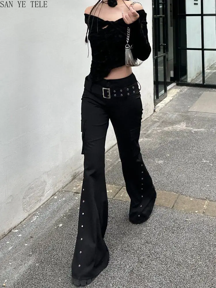 Pantaloni decorativi con cintura con design rivetto nero Pantaloni retrò nuovi slim da donna High Street Y2k Harajuku Goth Pantaloni svasati a vita bassa
