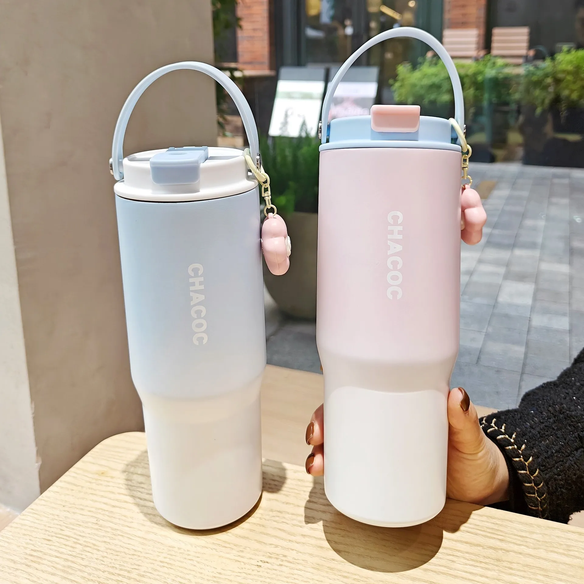 

Trendy Gradient Vacuum Insulated Coffee Cup Large Capacity Portable Tumbler for Women Simple Design Hand Carry Gift Wholesale