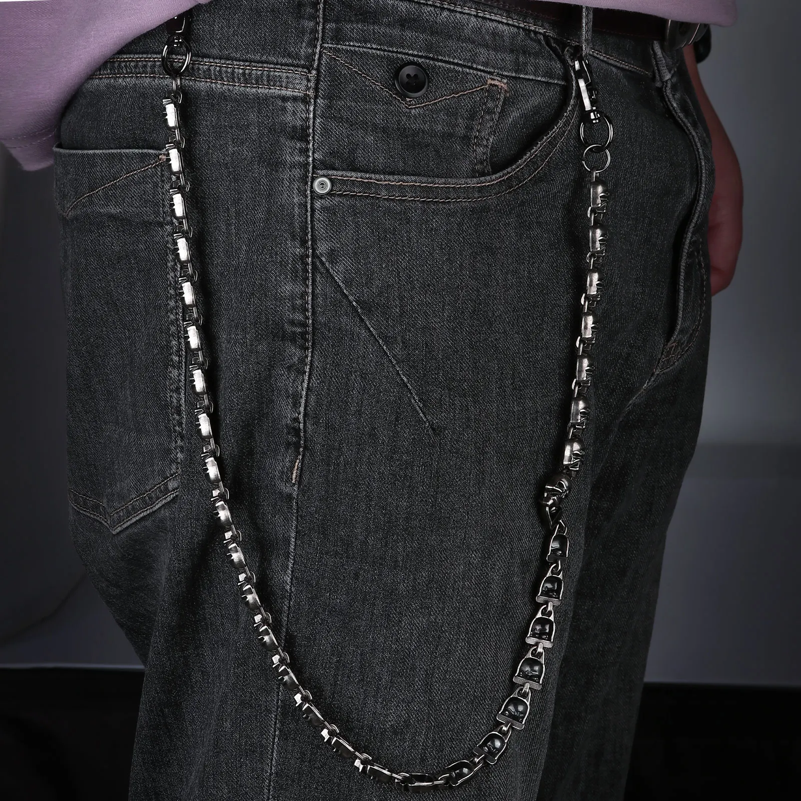 Eine Street Hip Hop Jeanskette im Harajuku-Stil für Männer und Frauen mit personalisiertem Totenkopf-Taillenkettenzubehör im Punk-Stil