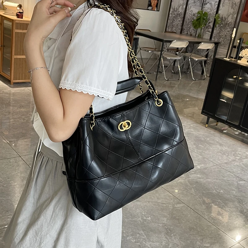 2025 أوائل الخريف جديد سعة كبيرة سلسلة حقيبة المرأة موضة التنقل حقيبة عالية الجودة محكم الكتف حقيبة كروسبودي حمل B