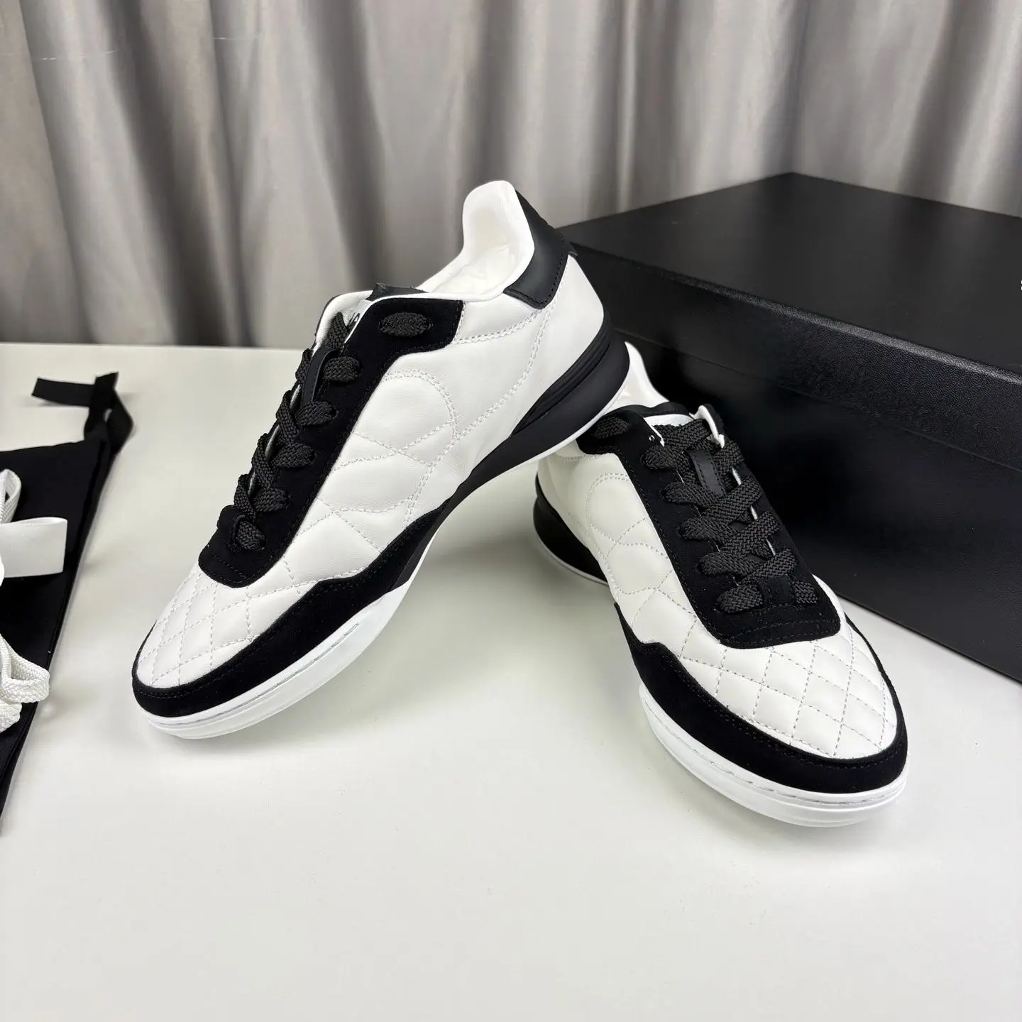 Off-white With Black Edge Unisex Casual Skate Shoes, Padded Thick Tongue Flat Skate Sneakers, Soft Cushion Insole Rubber Outsole, Comfortable Footwear for Long Time Standing Service Work and Daily Casual Wear for Men and Women