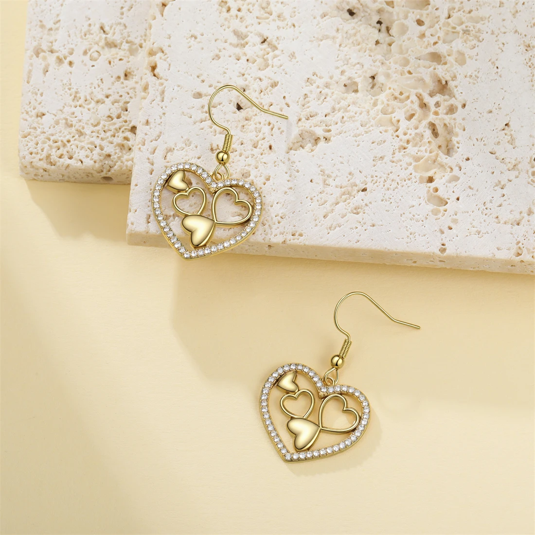 Eueavan Strass-Mehrfachherz-Ohrhänger aus Edelstahl mit 5 Hohlen Herzen für Frauen, Romantischer Schmuck als Geschenk – Detail 6