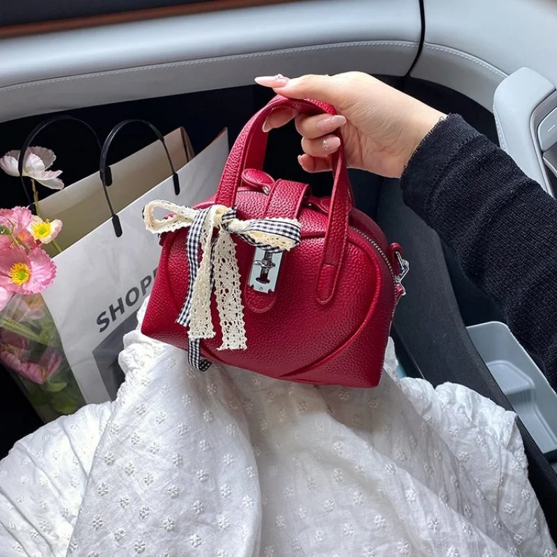 

High-End Women's Messenger Bag Made Of Velvety Leather Boasting Paris Style And High-End Commuter Vintage Look ​
