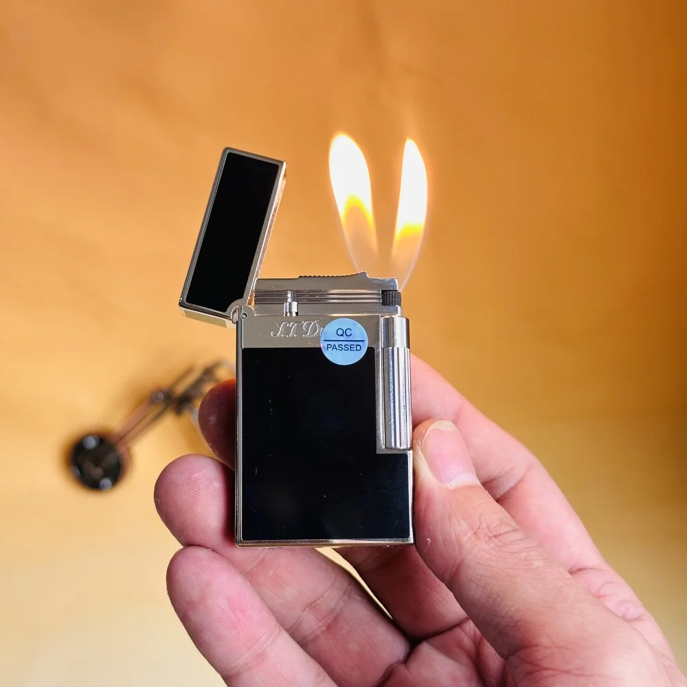 Dupont lighter De luxe merkaansteker is geklassieerd afgewerkt met lak en produceert een helder, scherp ontstekingsgeluid. perfect cadeau voor mannen. Dupont  Logo