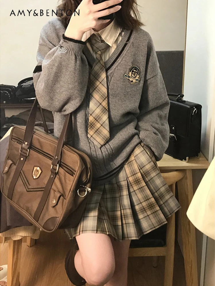 

2025 Autumn Winter Japanese Style College Style JK Uniform Set Women's Apricot Shirt Gray V-neck Sweater Plaid Pleated Skirt