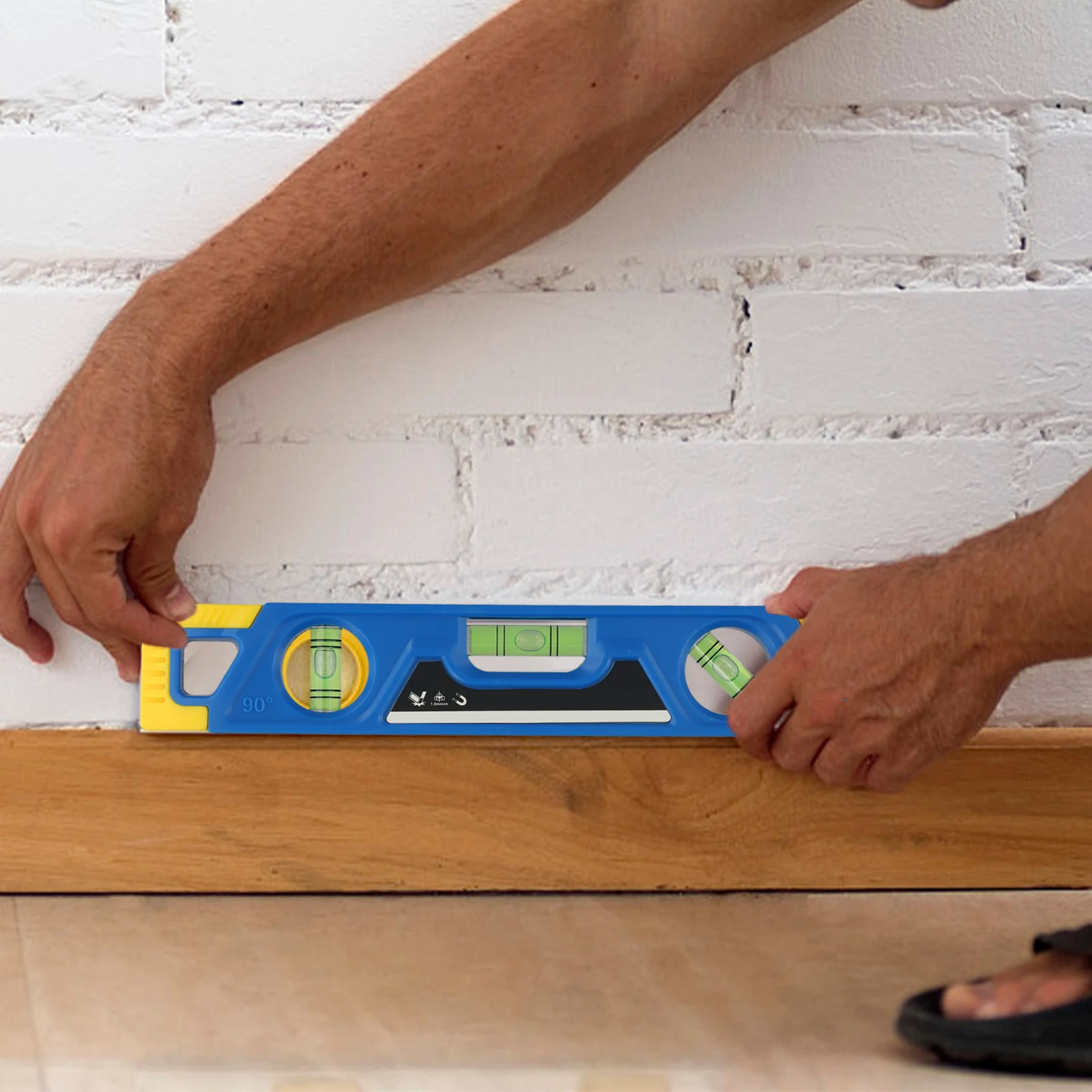 

Инструмент магнитного уровня 23 см с тремя флаконами для горизонтальных вертикальных измерений и противоударной конструкции на 45 градусов.