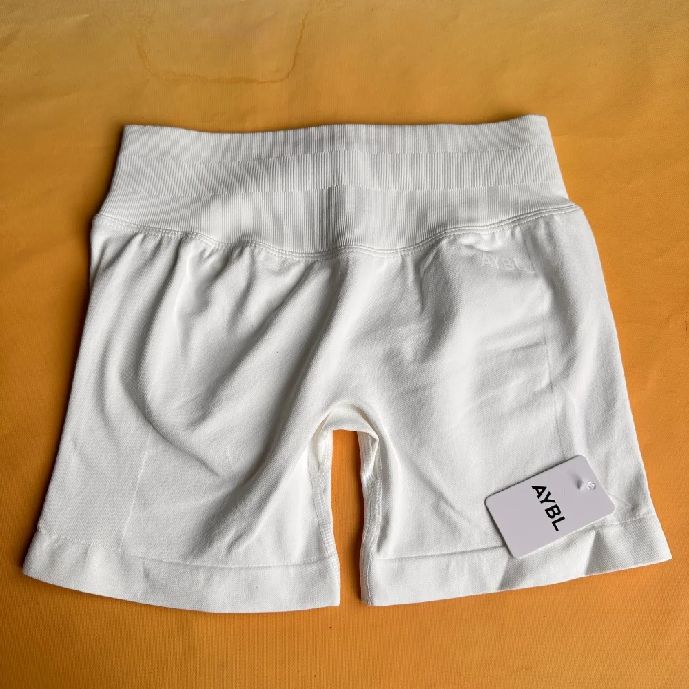 Marken-Sportbekleidung für Damen, Hautfreundliches Neckholder-Sporttop und Figurbetonte Hochtaillierte Shorts – Detail 40