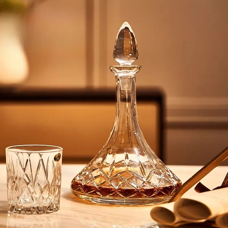 

Decanter,dispenser, thick bottle, bottle, red with stopper, high-end crystal glass.