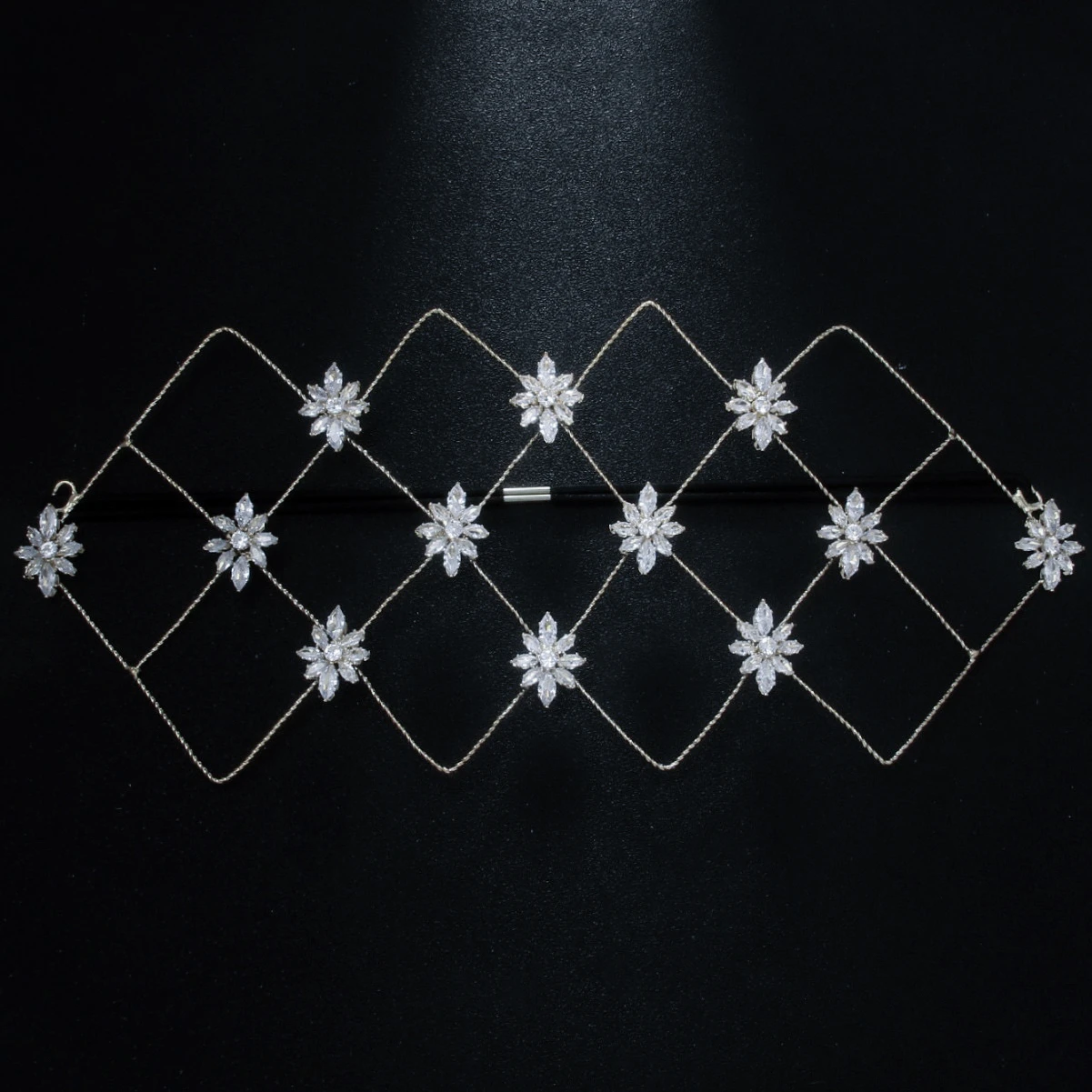 من المألوف تألق شبكة جوفاء حجر الراين زهرة قلادة تويست نمط اليدوية قناع عين نموذج مرن