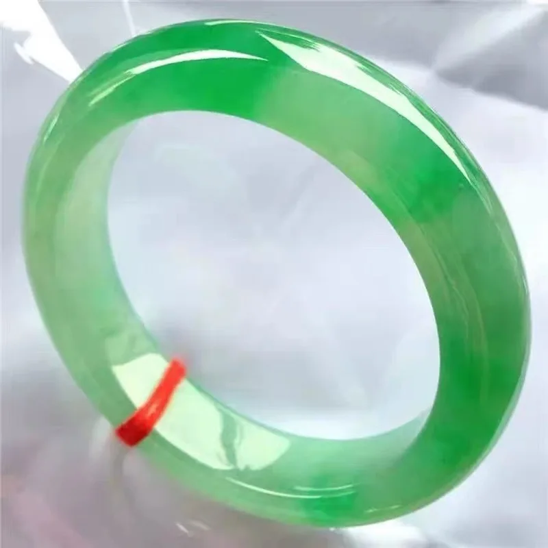 Bright jadeite , with floral patterns, youthful style, vibrant green jade bracelet, regular ci