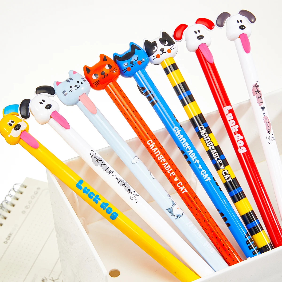 

4 шт. шариковые ручки с гелевыми чернилами, средняя точка 0,5 мм, мягкий силиконовый корпус, прочный зажим, выдвижной дизайн, быстросохнущие, офисные и